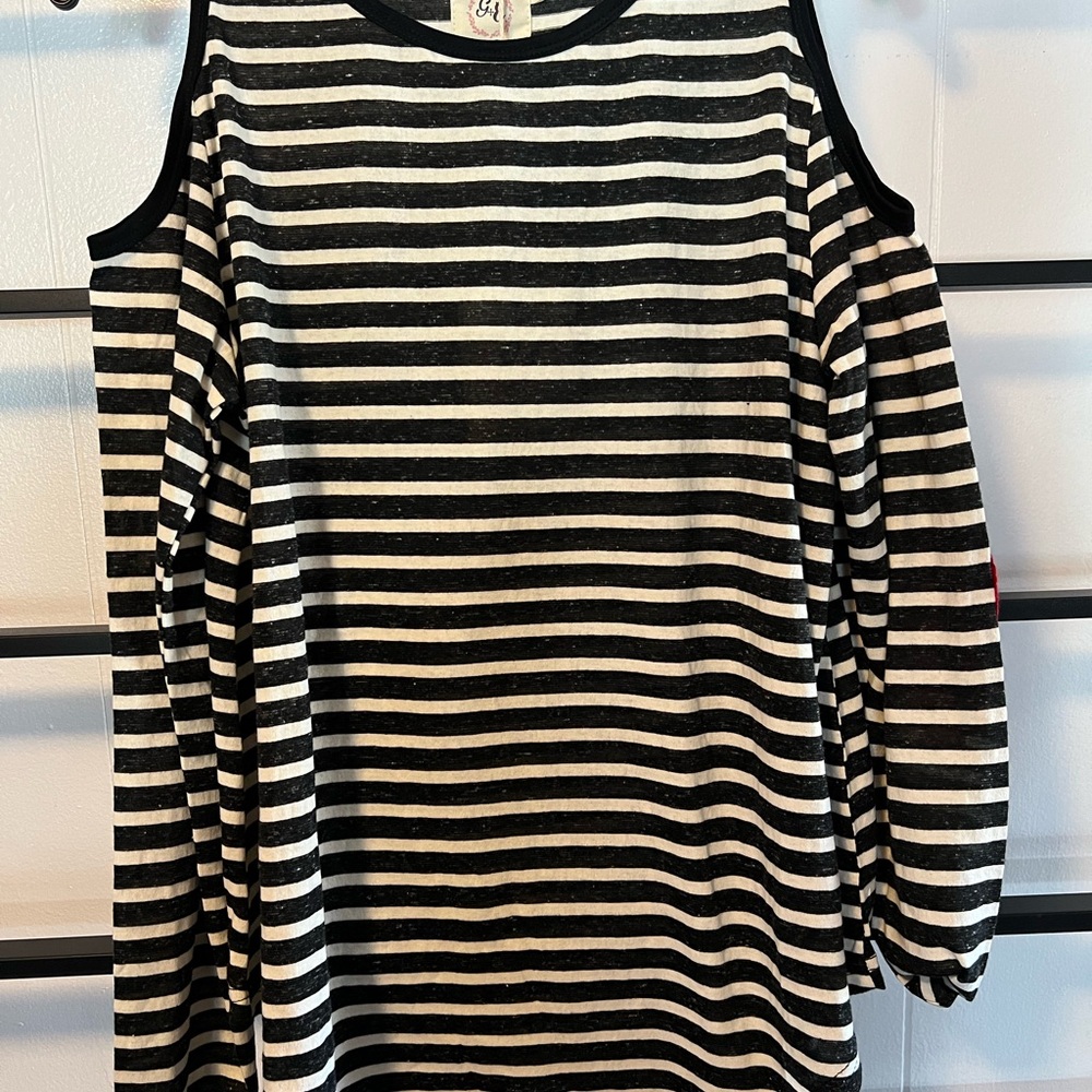 NWT, Womens Size Medum, GRACE & EMMA, Chicwish Cold ShoulderTop, F6,7